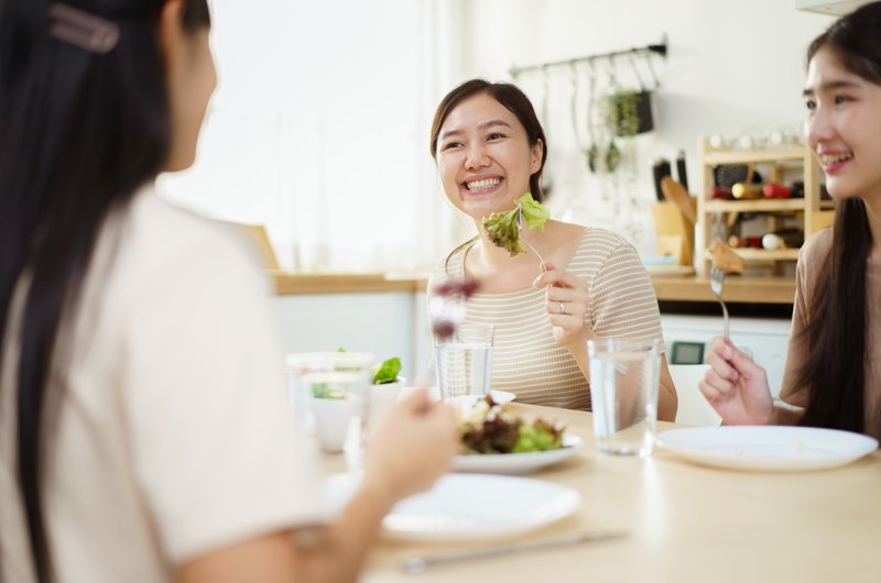 마음수련 후기: 가족관계 회복으로 찾은 일상의 행복을 보여주는 따뜻한 톤의 가족 사진